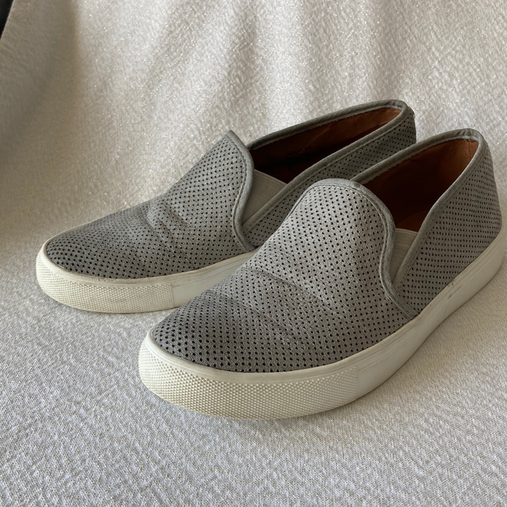Steve Madden Zarayy Gray Suede
Slip Ons Size 8.5